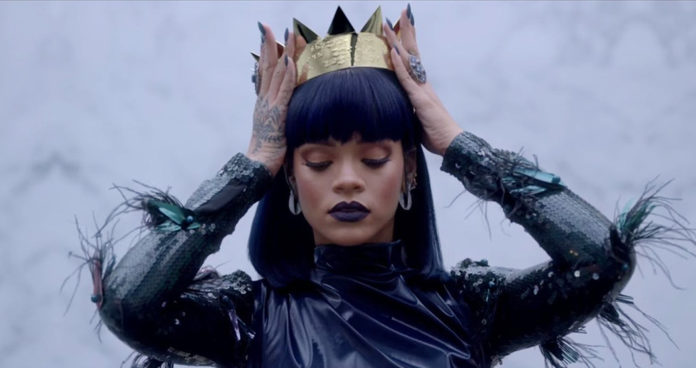 Rihanna Coroa