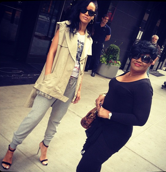 Rihanna e a mãe Monica Braithwaite – RIHANNA.com.br