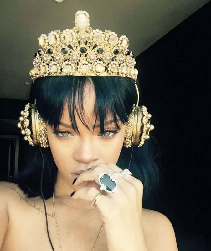 Rihanna Ouvindo ANTI com fones D&G