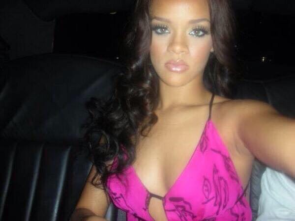Primeira Selfie da Rihanna aos 17 anos