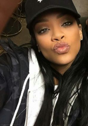 Selfies da Rihanna - Beijo 1