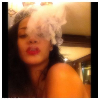 Selfies da Rihanna Fumando 2