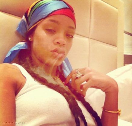 Selfies da Rihanna Fumando 5