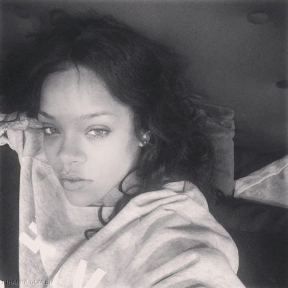 Selfies da Rihanna - Serenidade no olhar 15