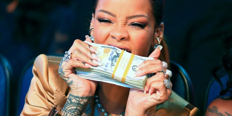 Rihanna Mordendo Dinheiro