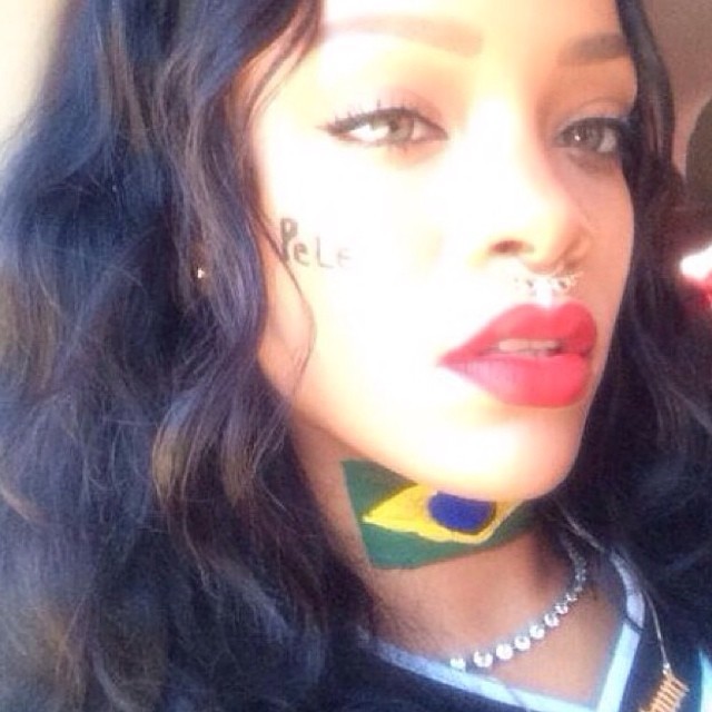 Rihanna escreve o nome de Pelé no rosto durante Copa do Mundo