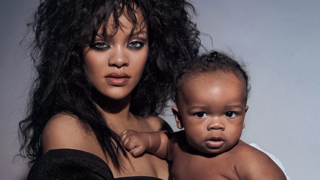 Rihanna e seu filho de 9 meses para a Vogue Britânica.